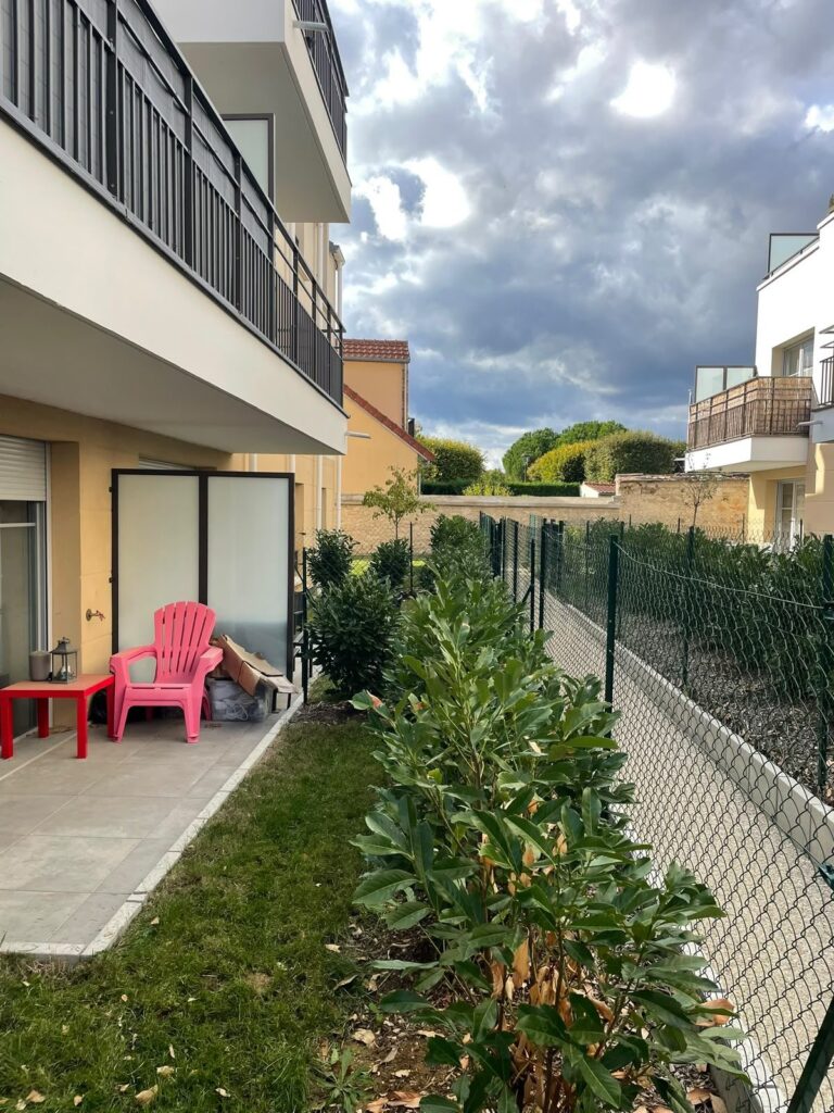 Haie taillée le long d’une terrasse de rez-de-jardin