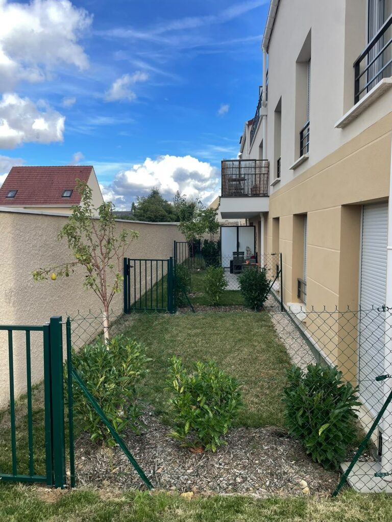 Arbustes taillés et paillage dans un jardin de résidence