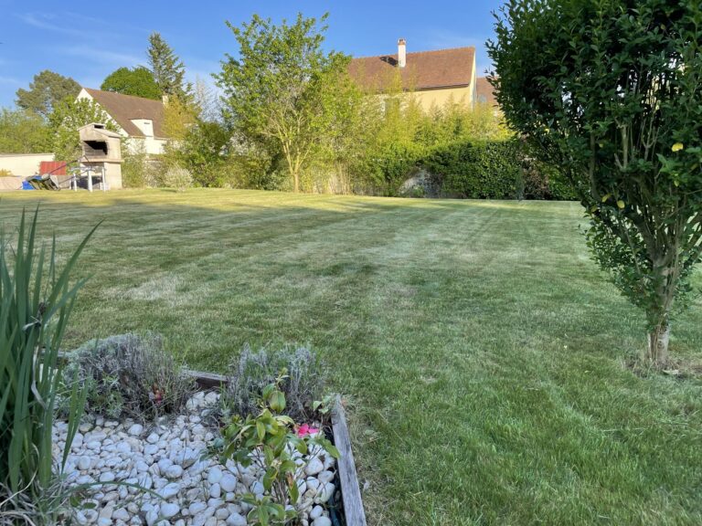 Pelouse fraîchement tondue et massif de galets entretenus par Furtipro